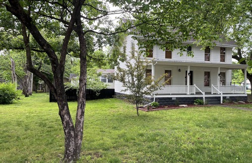 Harrison House | Beautiful historic home near downtown Harrison, AR. Close to Buffalo River.