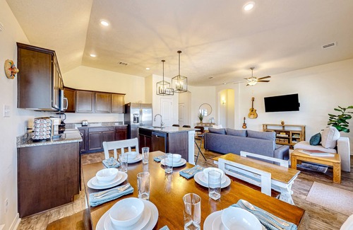 College Station House | Beautiful home in a friendly neighborhood with enclosed yard & al fresco dining