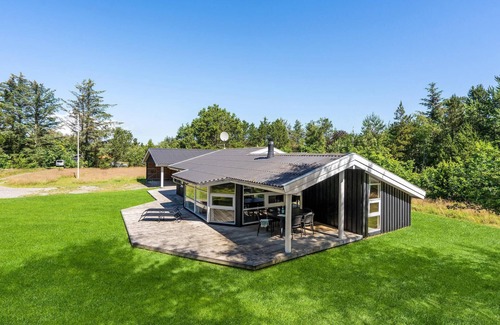 Bratten Strand House | Beautiful home in Jerup with kitchen