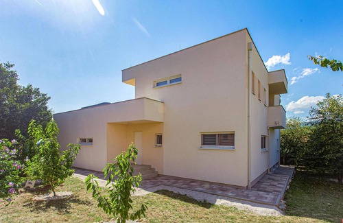 Dicmo House | Beautiful home in Kraj with WiFi