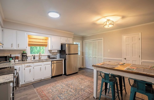 North Raleigh House | Beautiful Home in North Raleigh- Dog Friendly- Discounts for extended stay!