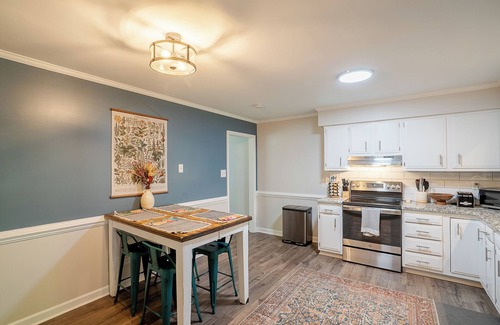 North Raleigh House | Beautiful Home in North Raleigh- Dog Friendly- Discounts for extended stay!