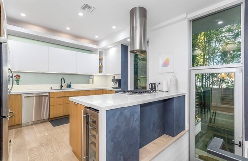 Melrose House | Beautiful home in Prime Weho w/Private Rooftop Spa! Incl. Parking/Laundry/Wifi