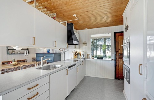 Spøttrup House | Beautiful home in Spøttrup with kitchen