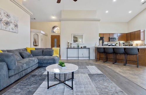 Visalia House | Beautiful Home Sequoia Park w/Office Pet Friendly