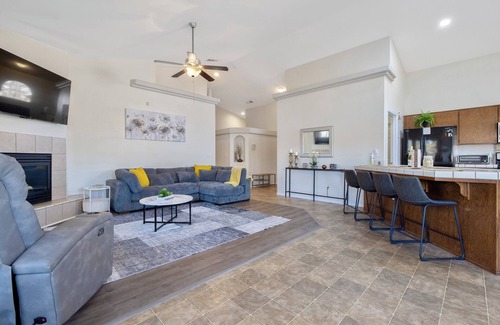 Visalia House | Beautiful Home Sequoia Park w/Office Pet Friendly