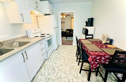 Leduc House | Beautiful house/self check in/7 mins to YEG Airport/Nature walk🌴