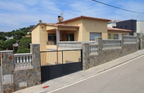 Lloret de Mar House | Beautiful house with pool and barbecue! Ideal for your vacation.