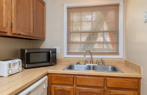 Lake Waccamaw House | Beautiful Lakefront Condo - Fall Special Book 3 nights, get the 4th night Free !