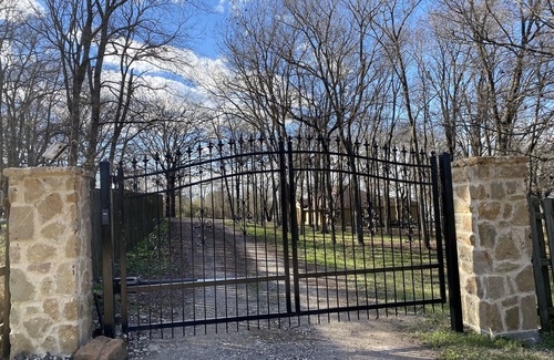 Quinlan House | Beautiful lakefront house in 3 acre private woods