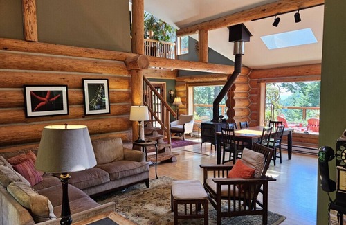 Bowen Island Cabin | Beautiful light-filled log home