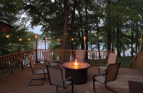 Hackensack Cabin | Beautiful Log Cabin on Trillium Lake with Sauna & Pontoon included! GREAT RATES!