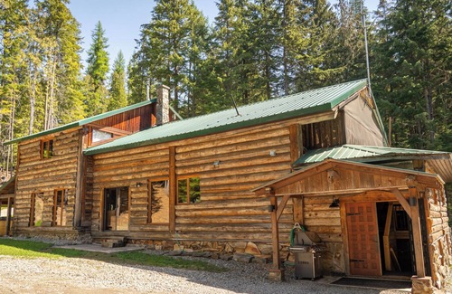Meadow Creek Cabin | Beautiful log lodge just off the highway, perfect for big group getaways