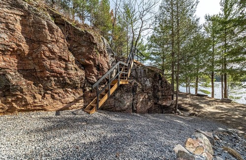 Algonquin Highlands Cabin | Beautiful Modern Bunkie on Boshkung Lake