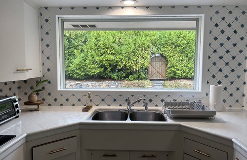 South End House | Beautiful Mid Century Bungalow, right off of I-5!