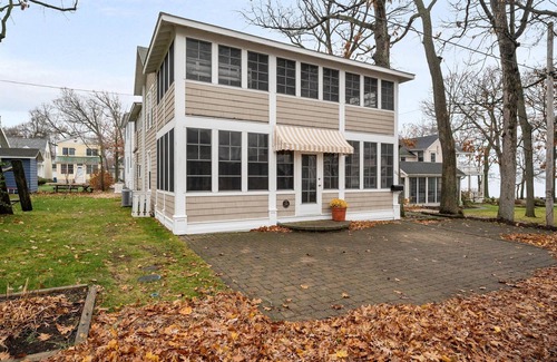 Lakeside Cottage | Beautiful, modern cottage with lake views inside Lakeside!