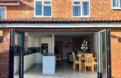 Hitchin House | Beautiful modern family home, parking and garden