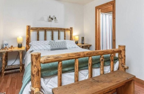 Questa Woods Cabin | Beautiful Mountain Chalet w/hot tub