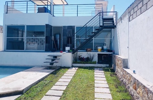 Buenavista de Cuellar House | Beautiful new house with private pool and lake view