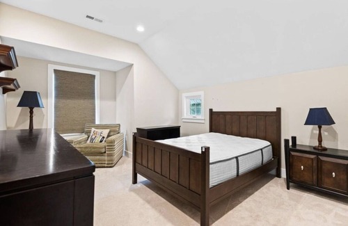 Fort Hunt House | Beautiful New Modern Farmhouse walkable to grocery, restaurants, trails, Potomac
