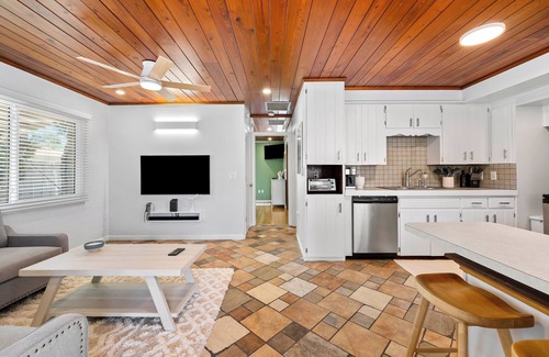 Laurel House | Beautiful Nokomis Beach Cottage. Walk to Beach w/Tranquil & Private Patio
