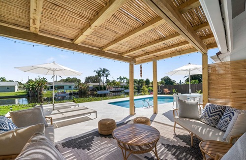 Tropic Palms House | Beautiful Oasis on Canal w/Pool, near the Beach!