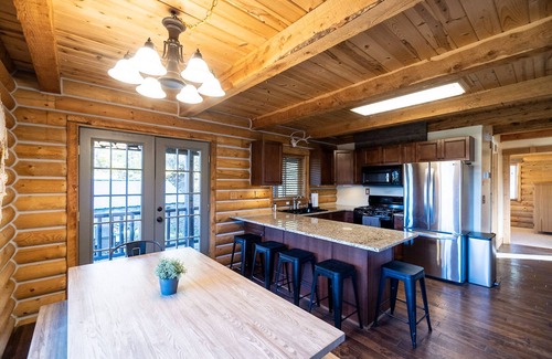 Kamas Cabin | Beautiful Off-Grid Cabin 13 miles from Park City! Sleeps 14!