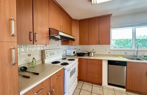 Richmond House | Beautiful Place 3 Bedrooms with Kitchen and Laundry Near Airport, Transit & Mall