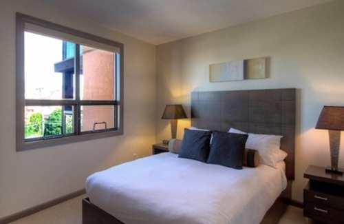 South Pandosy Condo | Beautiful Playa del Sol 1 bdrm + den Luxury escape