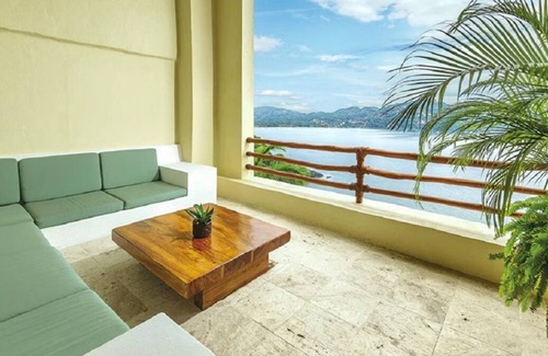 Zihuatanejo Apartment | Beautiful Presidential 1 Bedroom Full Kitchen in Zihuatanejo WiFi, AC, Sleeps 4