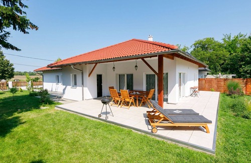 Balatonoszod House | Beautiful private villa for 8 guests with WIFI, A/C, TV and terrace