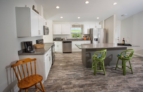 Englewood East House | Beautiful private & immaculate- Sunny-Side-Up cottage 4.7 mi to Englwood beach