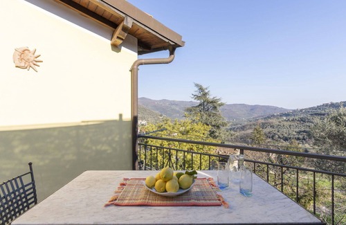Villa Viani House | Beautiful private villa for 5 people with WIFI, terrace, pets allowed and panoramic view