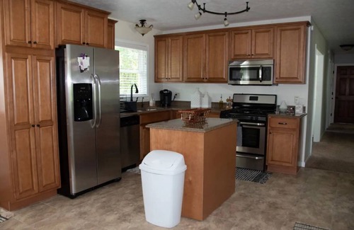 Bristol House | Beautiful Private Setting !