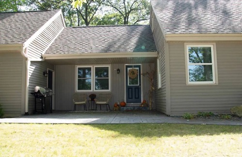 Bristol House | Beautiful Private Setting !