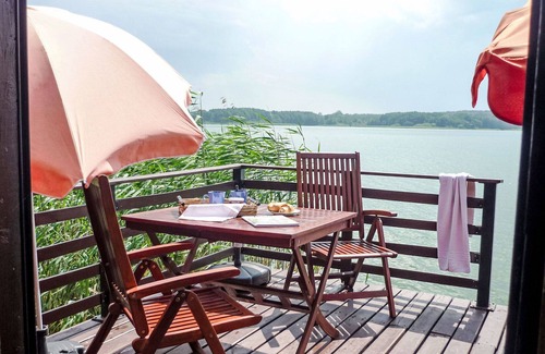 Lindow House | Beautiful private villa for 3 guests with TV and terrace