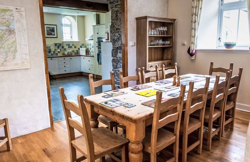 Glen Urquhart House | Beautiful private villa for 10 guests with WIFI, TV, terrace and pets allowed