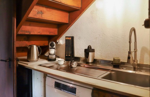 Caux House | Beautiful private villa for 5 guests with WIFI, TV, terrace, pets allowed and panoramic view