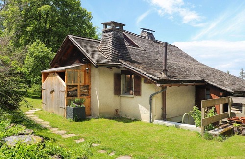 Caux House | Beautiful private villa for 5 guests with WIFI, TV, terrace, pets allowed and panoramic view