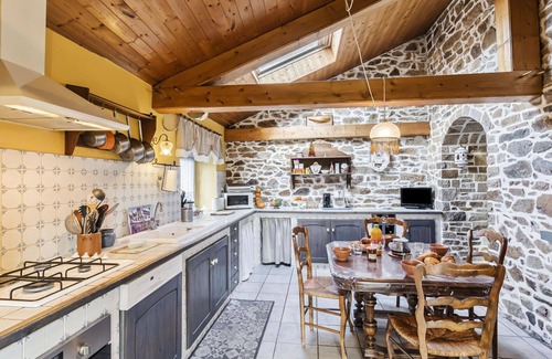 Yffiniac House | Beautiful private villa for 8 guests with WIFI, TV and pets allowed