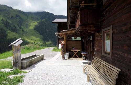 Hippach House | Beautiful private villa for 13 guests with WIFI, TV, terrace and pets allowed