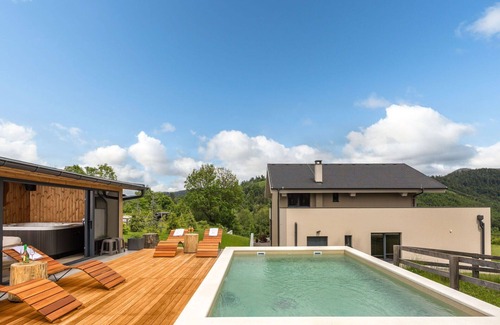 Fuzine Villa | Beautiful private villa for 10 people with WIFI, private pool, hot tub, TV, terrace and pets all.