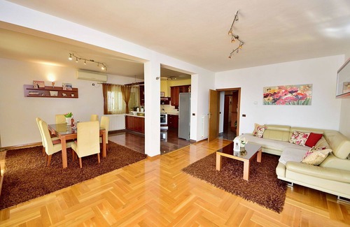 Seget Vranjica House | Beautiful private villa for 16 people with private pool, A/C, WIFI, TV and terrace