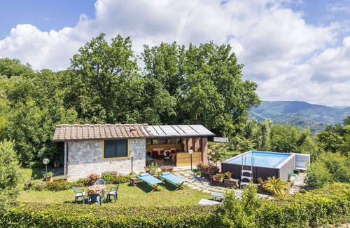 Uzzano Villa | Beautiful private villa for 5 people with private pool, WIFI and pets allowed