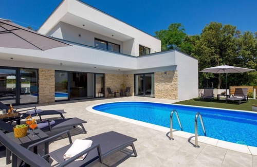 Lopar Villa | Beautiful private villa with hot tub, private pool, A/C, WIFI, TV, patio and pets allowed