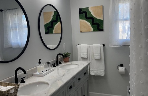 Southwyck House | Beautiful Relaxing Home Near a Golf Course and Restaurants