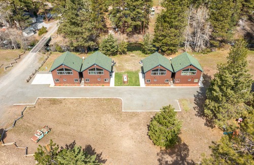 Old Station Cabin | Beautiful retreat on Hat Creek, Fire pits, Fishing and 15 min. from Lassen Park