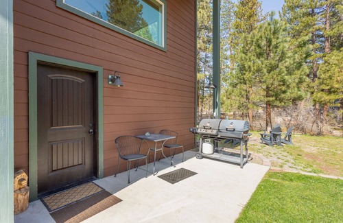 Old Station Cabin | Beautiful retreat on Hat Creek, Fire pits, Fishing and 15 min. from Lassen Park