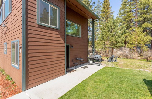 Old Station Cabin | Beautiful retreat on Hat Creek, Fire pits, Fishing and 15 min. from Lassen Park