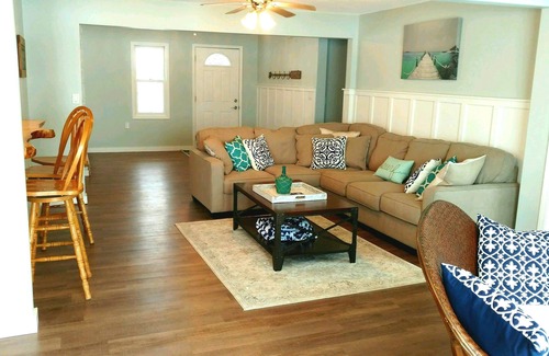 La Crosse House | Beautiful Riverside Beach House with private dock/beach frontage